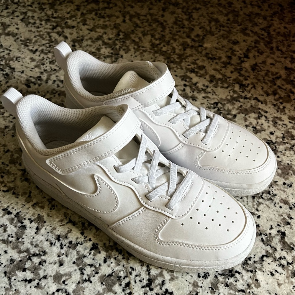 Boys Nike Court borough size 3